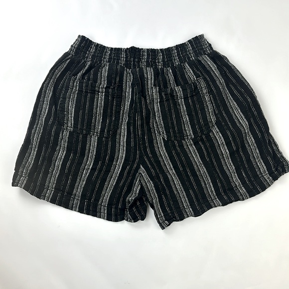 Briggs Women’s linen & Rayon Shorts. Size Medium. Black & White. 4 Pockets. - Picture 6 of 8